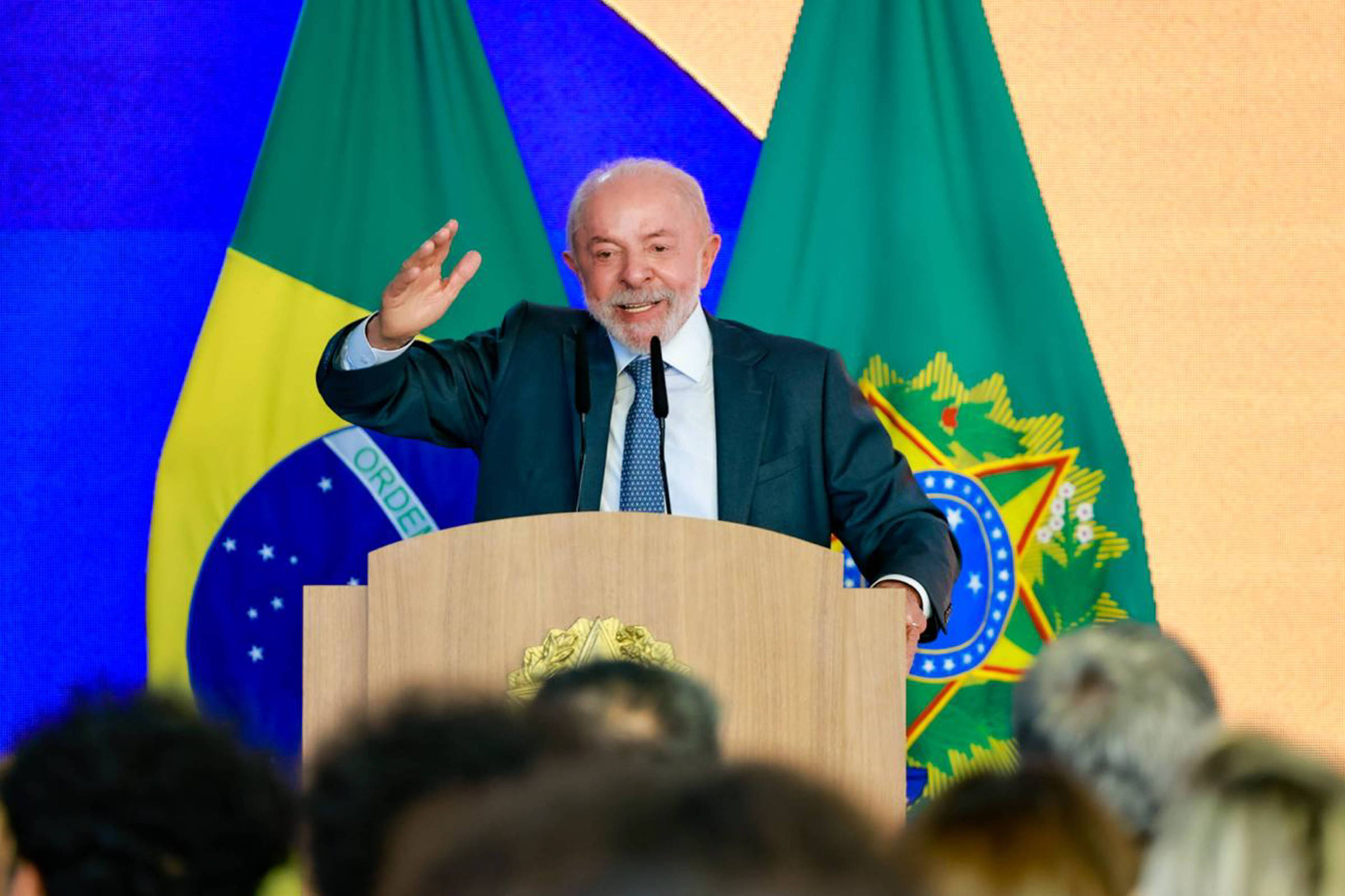 Lula em cerimônia do fim da escala 6×1 no Senado; Flávio Bolsonaro vai à Globo