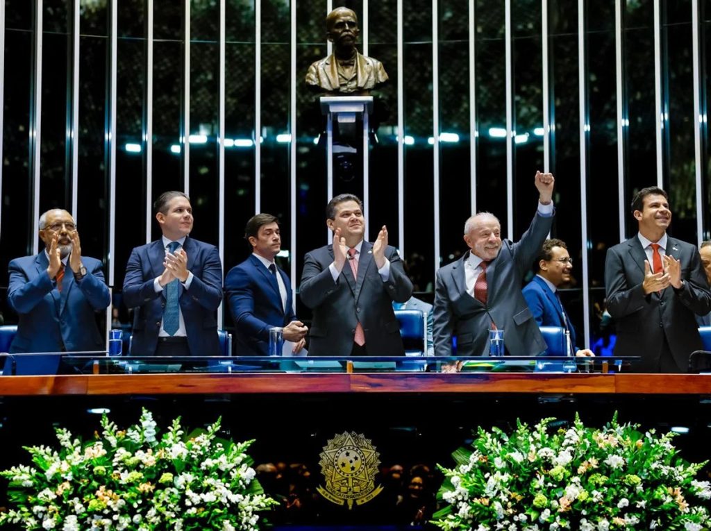 Após 4 meses parada no Senado, PEC do fim da escala 6×1 é promulgada com Lula presente