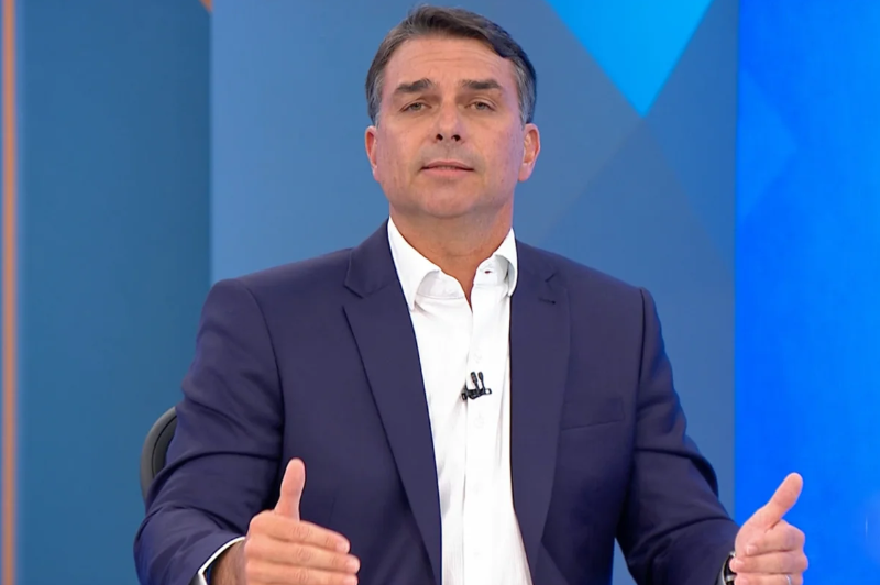 Flávio Bolsonaro tem almoço reservado com a cúpula da Globo antes de sabatina no JN