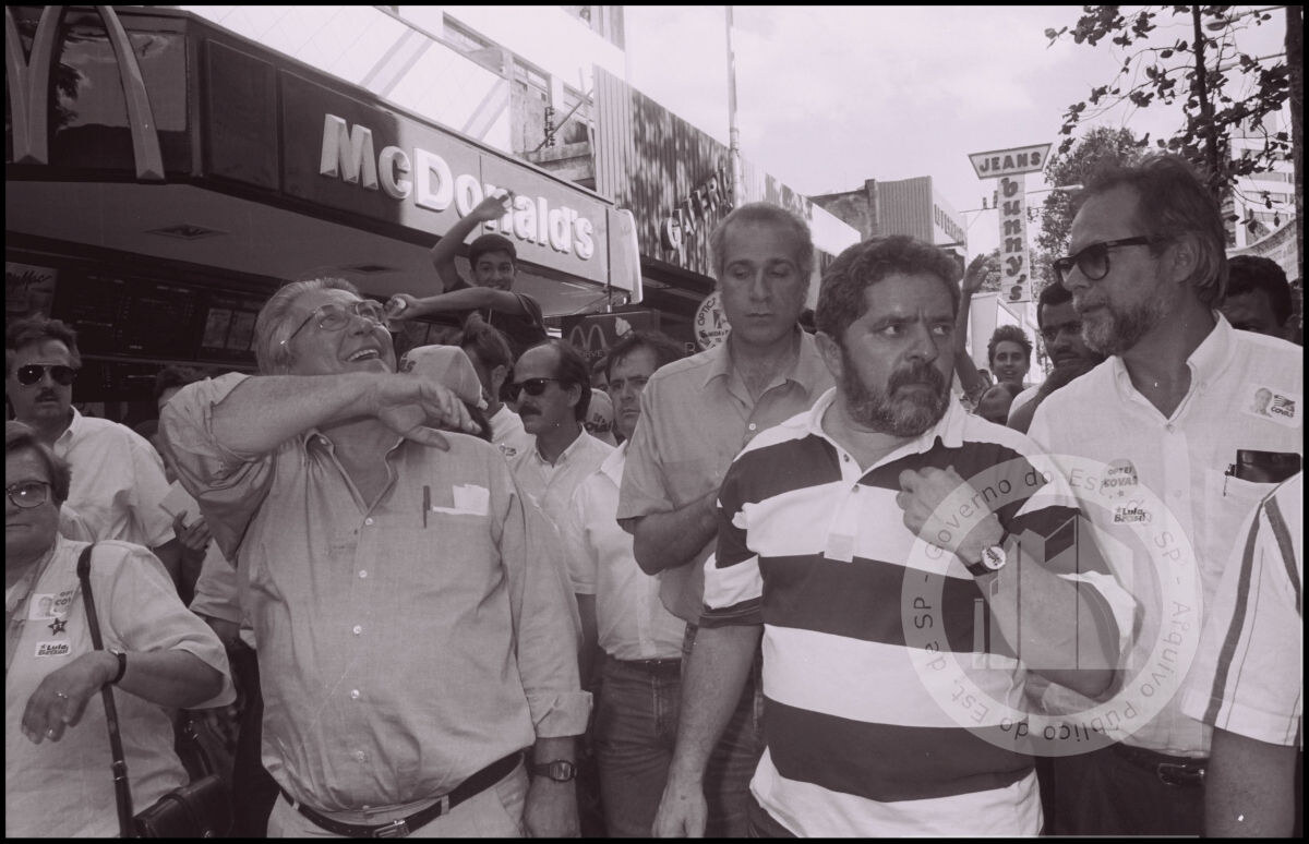 File:Luíza Erundina-Mário Covas-Celso Daniel-Lula e José Dirceu (1994).jpg: Caminhada do candidato ao governo paulista Mário Covas no Calçadão de Santo André durante a campanha eleitoral das Eleições estaduais em São Paulo em 1994. Da esquerda para a direita Luíza Erundina, Mário Covas, Celso Danie…