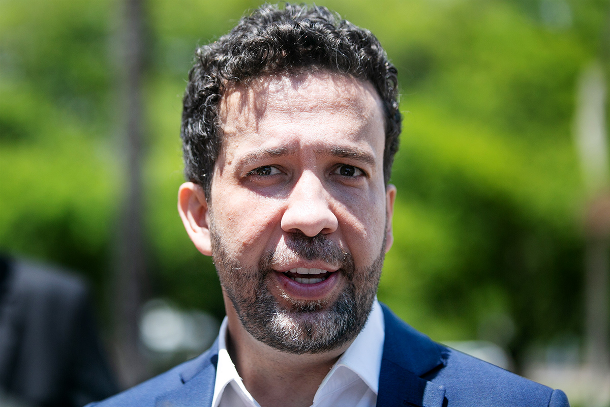 Deputado André Janones é internado na UTI após arritmia cardíaca depois de debate