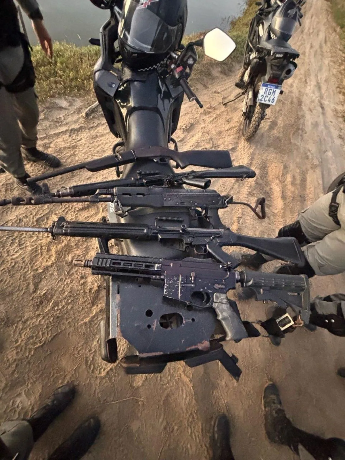 PM apreende quatro fuzis, pistolas e drogas em São Gonçalo do Amarante