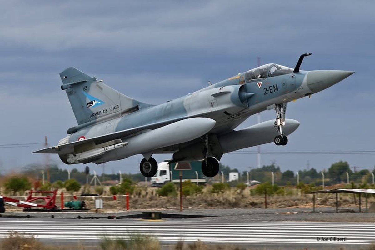 Caça Mirage 2000D cai no nordeste da França e deixa ao menos um morto
