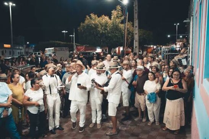 Acari, no interior do RN, viraliza com serestas levadas às ruas pelo Tons Bohemios