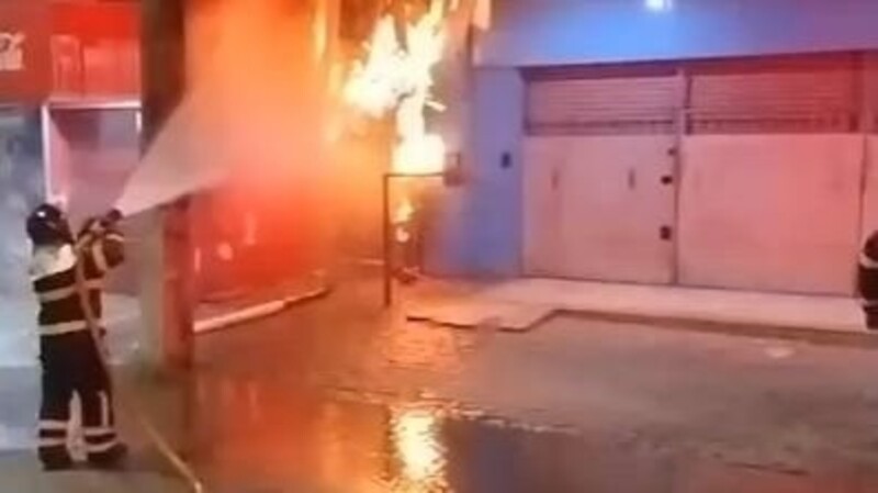 Incêndio atinge restaurante e danifica cobertura de loja vizinha em Igapó, em Natal
