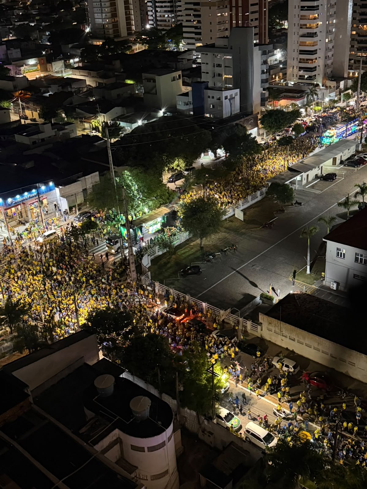 Bloco 22 reúne apoiadores de Flávio Bolsonaro nas ruas de Petrópolis, em Natal