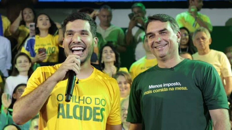 Flávio Bolsonaro faz comício em frente à Arena Castelão a quatro dias do 2º turno