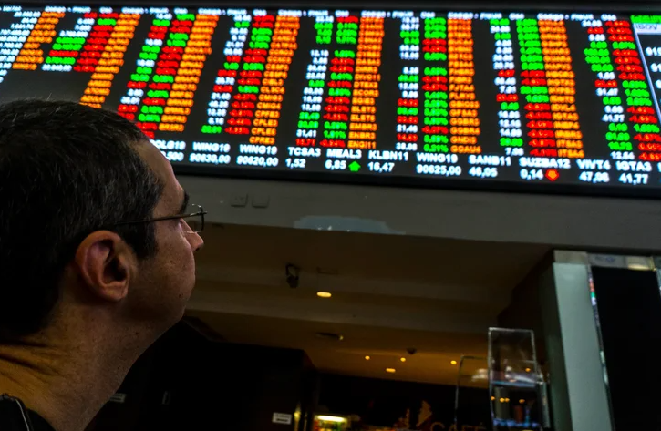 Ibovespa sobe e dólar fecha abaixo de R$ 5 no último pregão antes do 2º turno