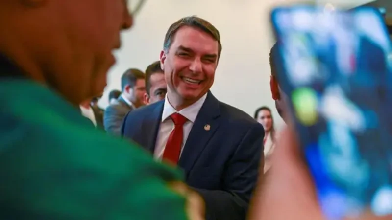 Renan Santos vê Flávio “muito forte” e Lula “perdido” no 1º bloco do debate na Globo