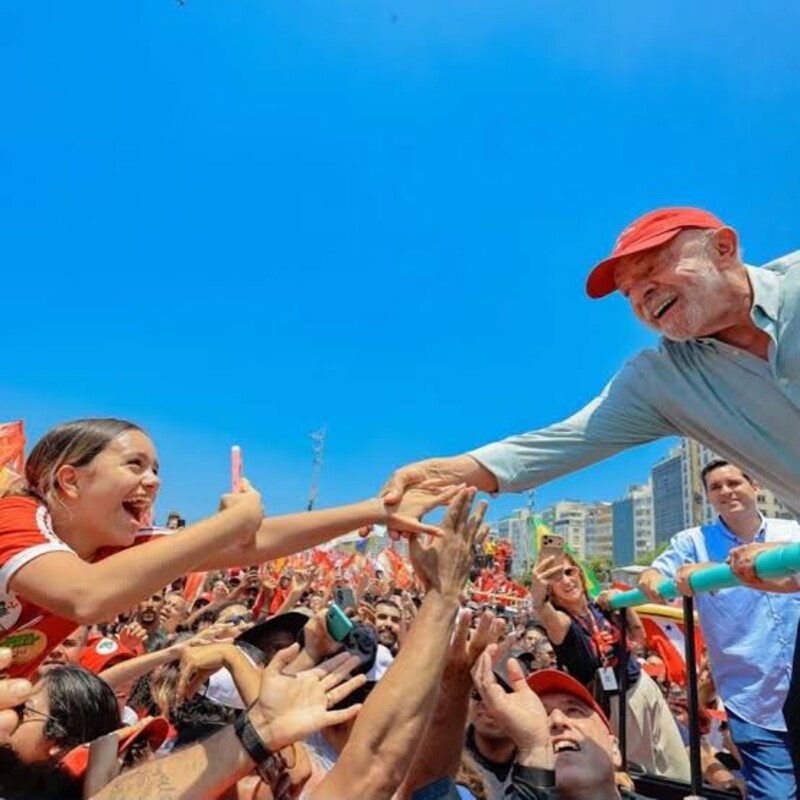 Lula é reeleito presidente e vence Flávio Bolsonaro no segundo turno