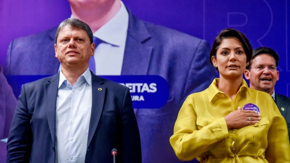 Derrota de Flávio Bolsonaro abre espaço para Tarcísio e Michelle na direita, diz colunista