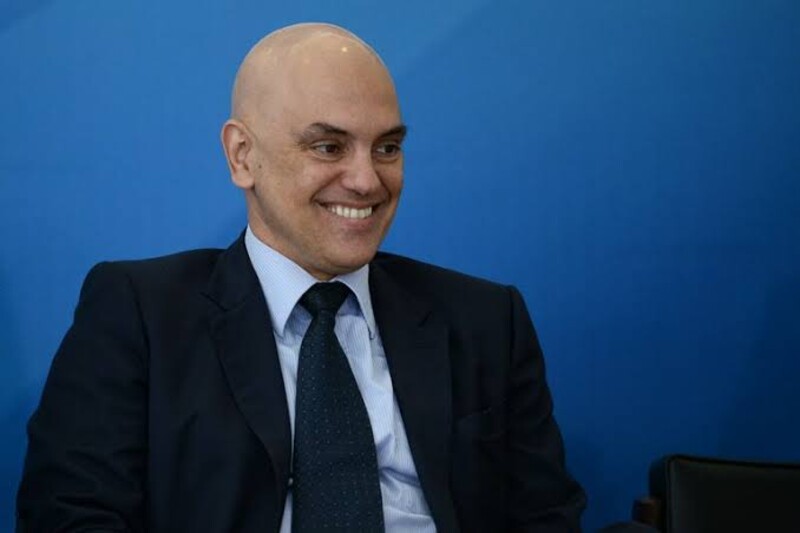 Moraes cancela passaportes de Flávio Bolsonaro e proíbe senador de deixar o país