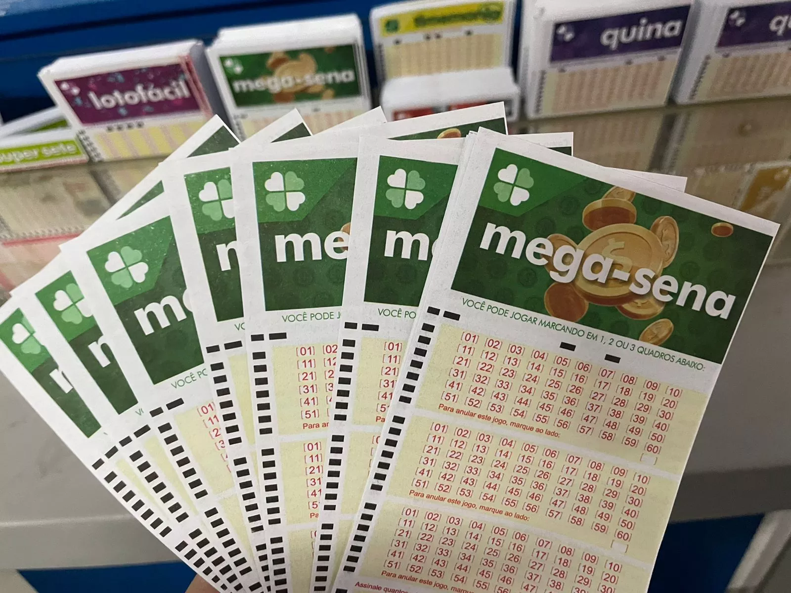 Mega-Sena pode pagar R$ 305 milhões no concurso 3.076 desta terça-feira