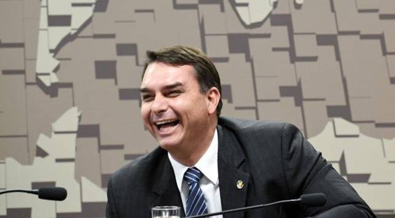 Flávio Bolsonaro embarcou para os EUA sem entregar passaportes, diz Metrópoles