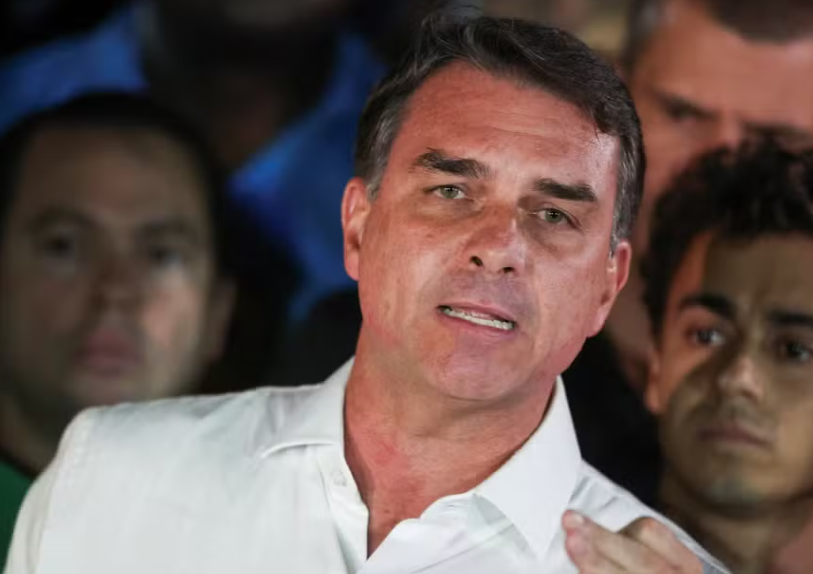 Deputados do PT pedem a Moraes prisão preventiva de Flávio Bolsonaro