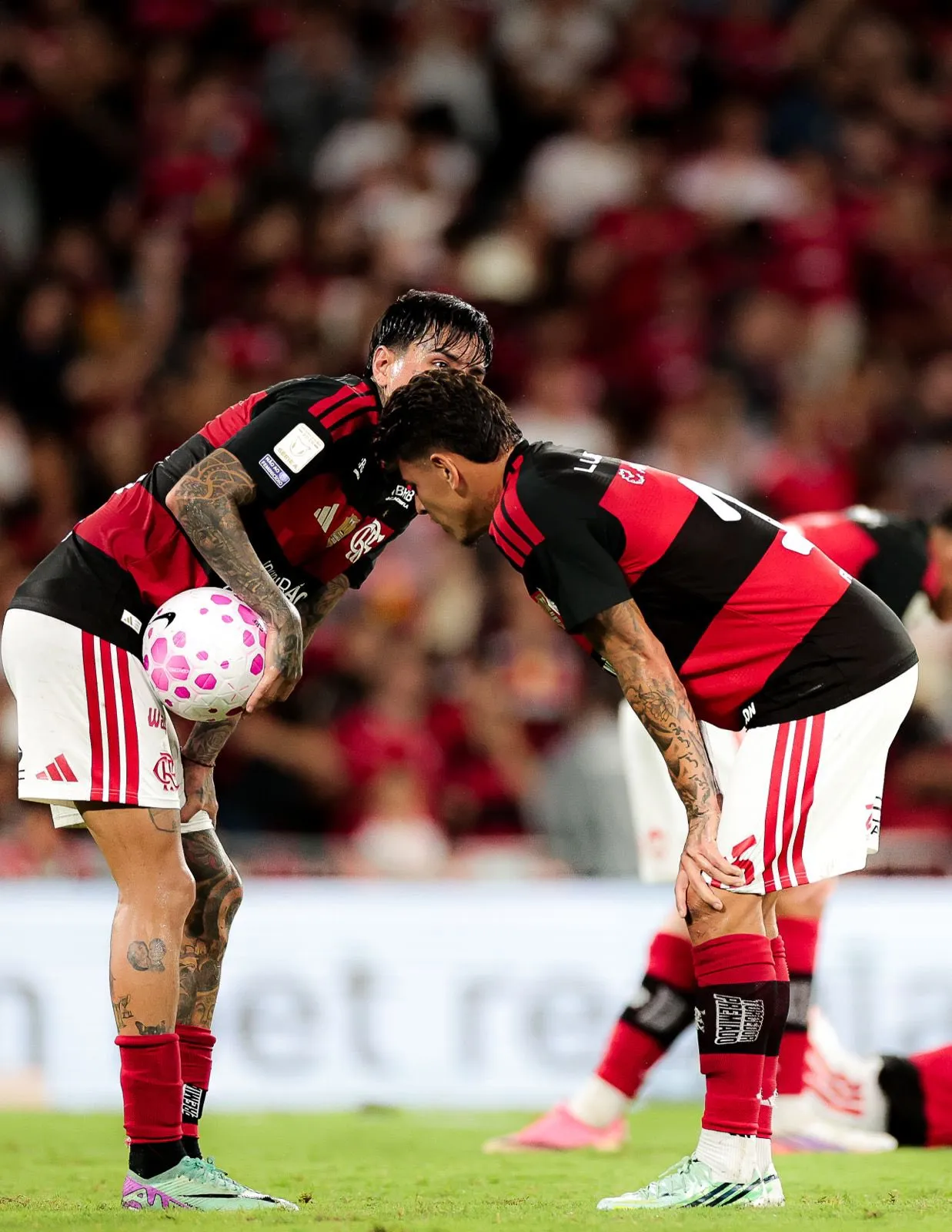 Carrascal bate pênalti após recusa de Bruno Henrique e Flamengo vence o Atlético-MG