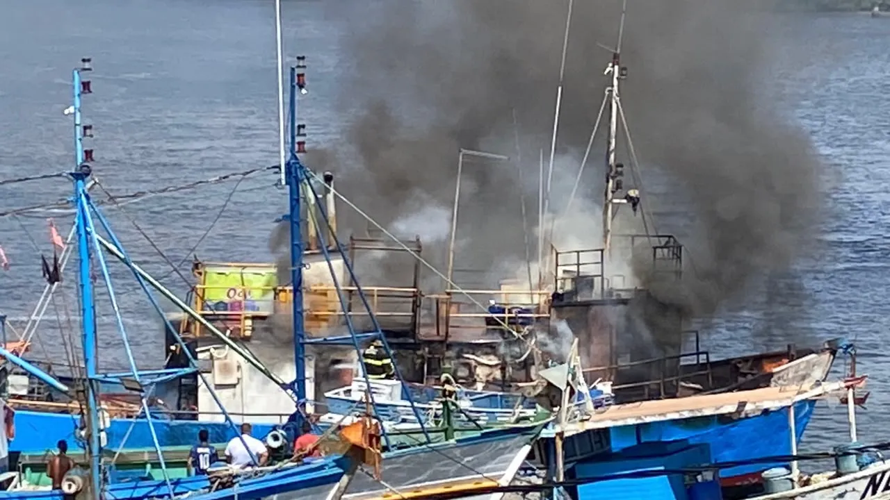 Embarcação ancorada pega fogo no Rio Potengi, em Natal; não há registro de feridos