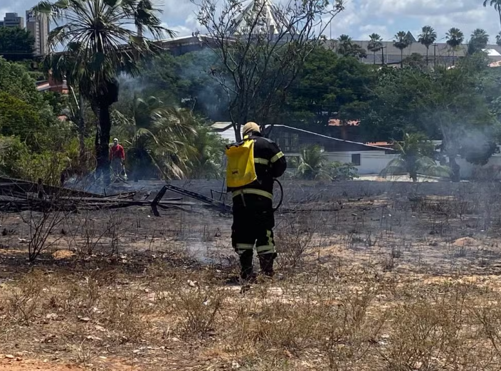 Bombeiros controlam novo incêndio em vegetação perto da capela da UFRN, em Natal