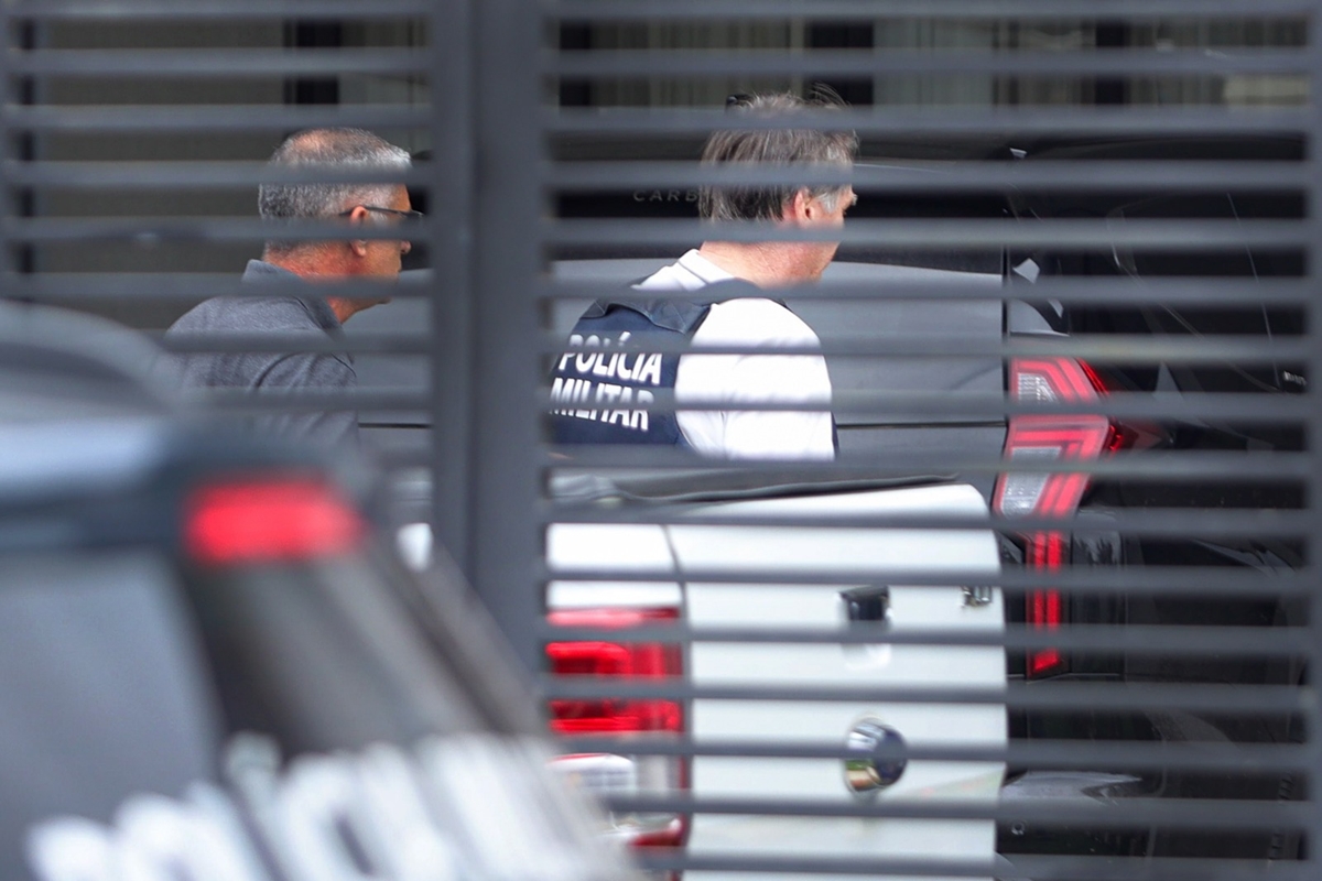Bolsonaro pede a Moraes autorização para técnico da Claro reparar internet em casa