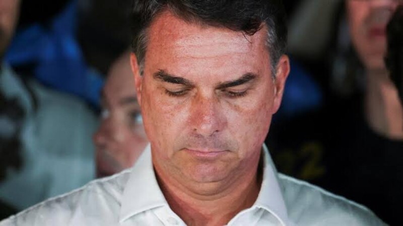Em carta, Flávio Bolsonaro se diz “o verdadeiro presidente eleito do Brasil”