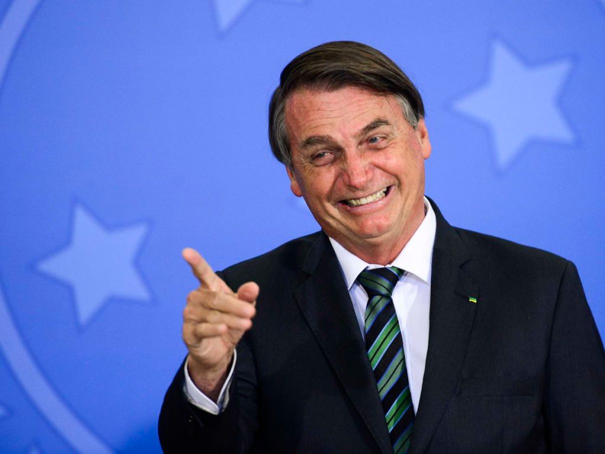 Alcolumbre avalia perdão a Bolsonaro em troca de apoio à reeleição no Senado, diz Folha