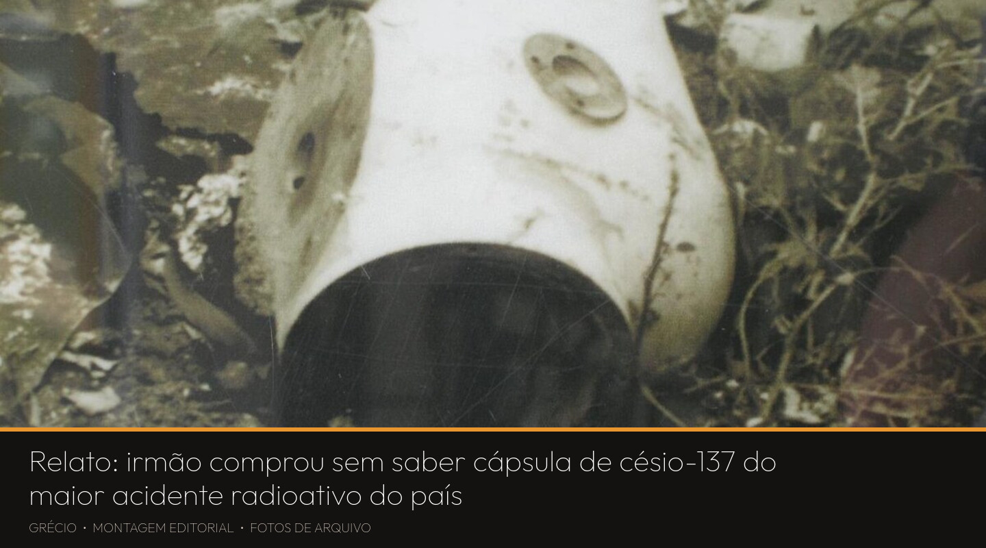 Foto de arquivo da cápsula de césio-137 envolvida no acidente radioativo de Goiânia em 1987, caída entre entulho e vegetação.