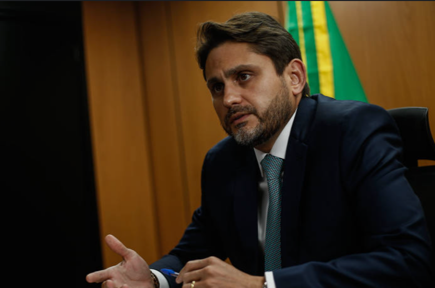 Lobista diz a Lulinha que Juscelino Filho usava voos da FAB para lazer